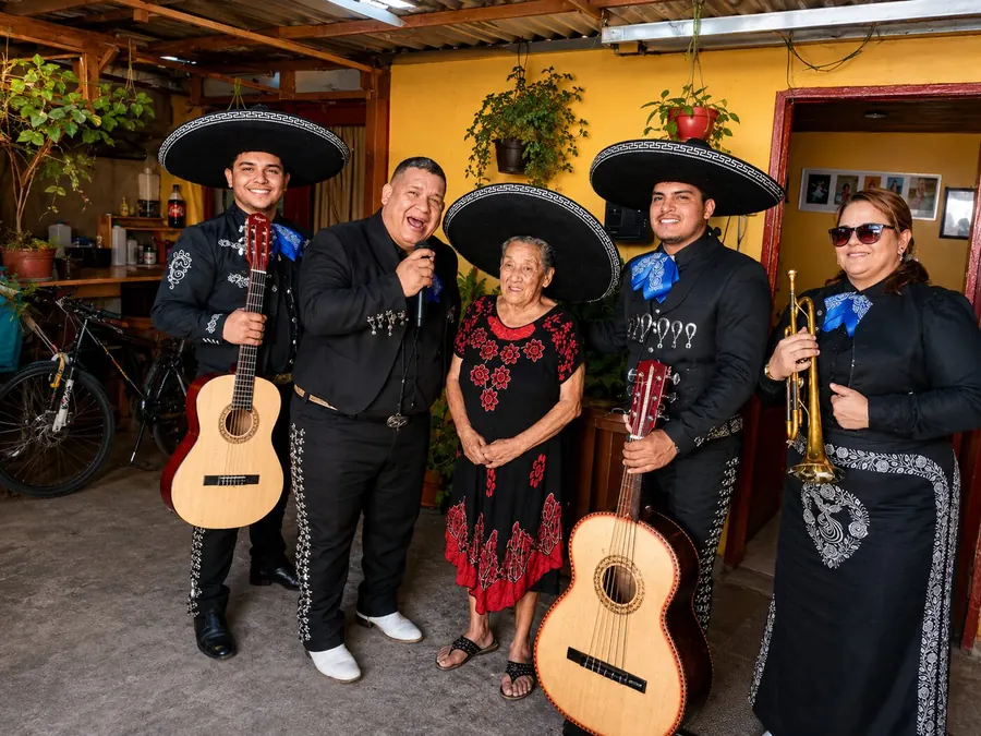 Grupo de mariachis presentándose en un evento en Santiago