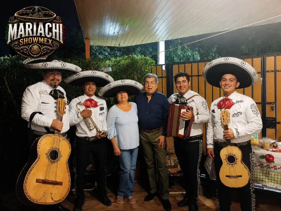 Mariachis a domicilio con trompeta y violín en Santiago