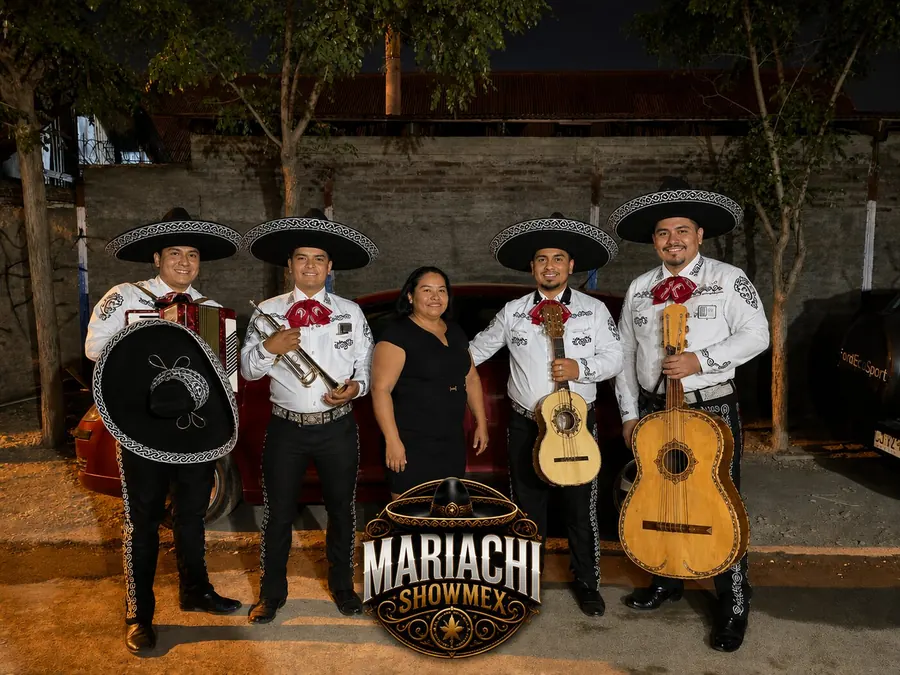 Mariachis profesionales en una serenata nocturna en Santiago